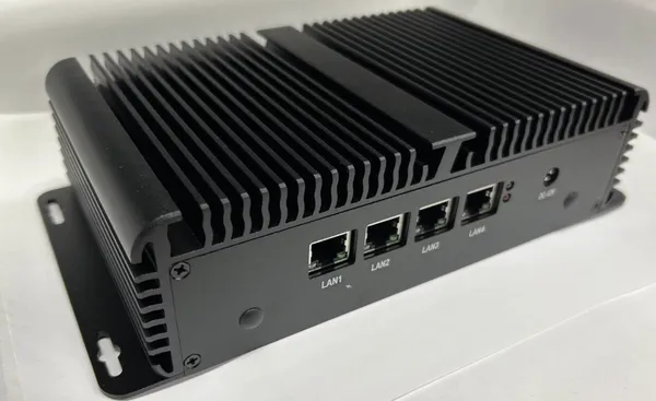 VoiceLine PBX を稼働させるオンプレミス小型筐体（実機写真）